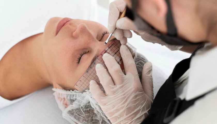 une femme qui fait un soin aux sourcils